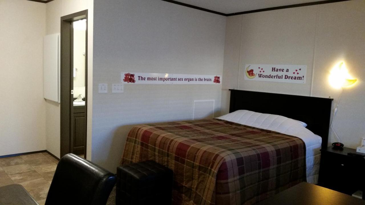 Bear'S Den Lodge Shaunavon Exterior foto